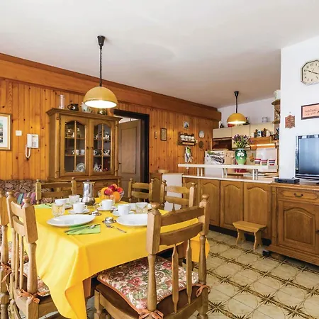 Apartment 2 Bedroom Pet Friendly In Kolavici *